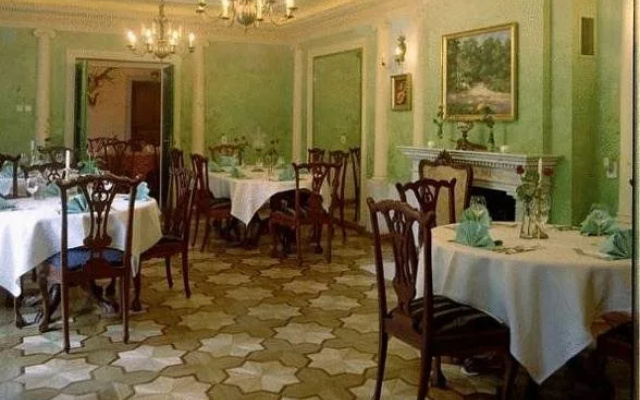 Dwor Ostoya Airport Hotel