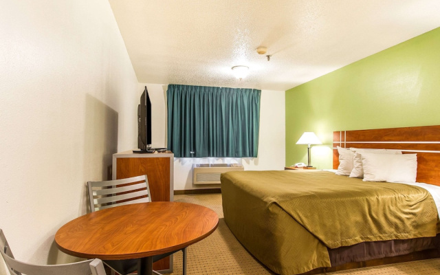 Econo Lodge & Suites