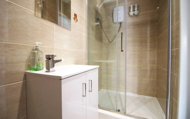 Skyline Immaculate 2-bed Apartment in Swansea