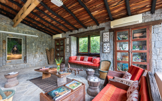 Pugdundee Safaris - Kanha Earth Lodge