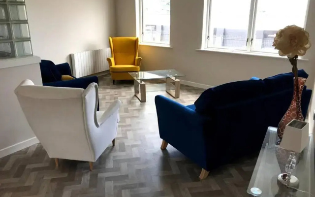 Stylish 3 Bed Apartment with Lough Atalia Views
