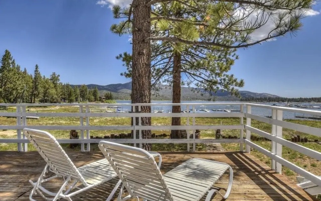 012 - Lakefront Chalet