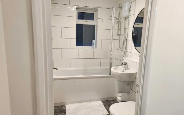 Grays Apartment With City Views Lakeside Shopping