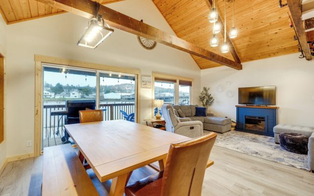 Riverfront Coastal Retreat With Easy Beach Access