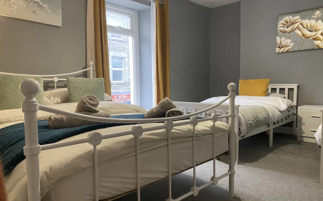 2 Bed Flat - Sleeps 6 - Pets - Parking - Wifi