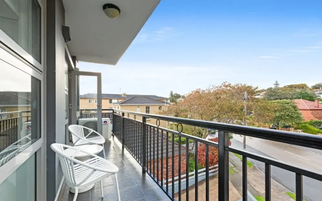 Bright 2-bed Flat With Balcony in Vaucluse