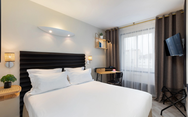 Chromatics Hotel & Restaurant The Hill Club by happyculture
