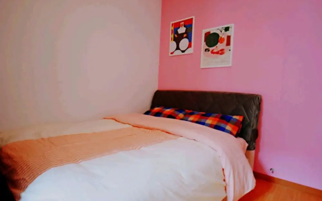 Avatar Gallery Large Queen Bed & High Rise View