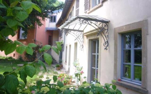 Отель Le Jardin de Beauvoir Франция, Лион - отзывы, цены и фото номеров - забронировать отель Le Jardin de Beauvoir онлайн вид на фасад