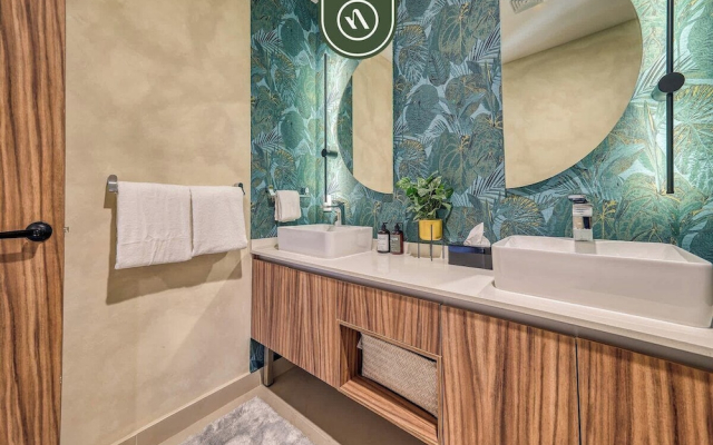 Luxury 2 BR Condo Near Beaches - Pools - Gym