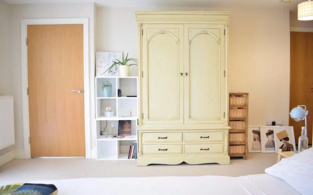 Spacious 1 Bedroom Apartment Near Greenwich
