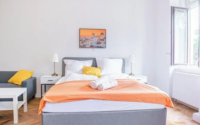Comfy 4BR Apt Near AKH Hospital WiFi
