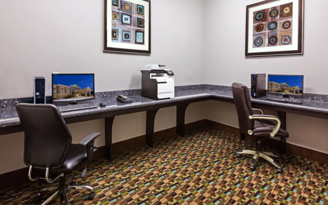 Holiday Inn Express & Suites Cleveland