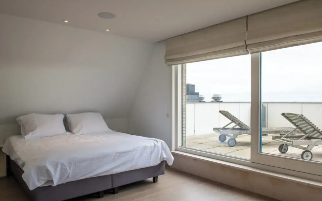 Spacious Seaside Apartment