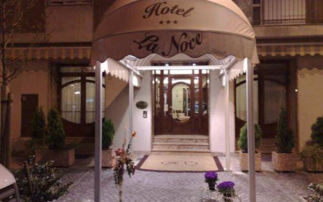 Hotel La Noce вид на фасад