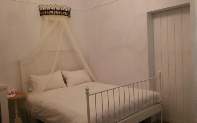 Antique's home