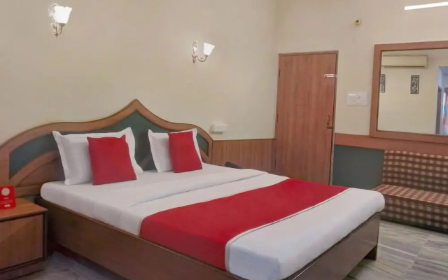 OYO 11093 Hotel Rathod Suites