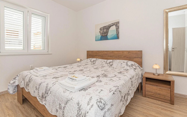 Nice Apartment in Pirovac With Wifi and 2 Bedrooms
