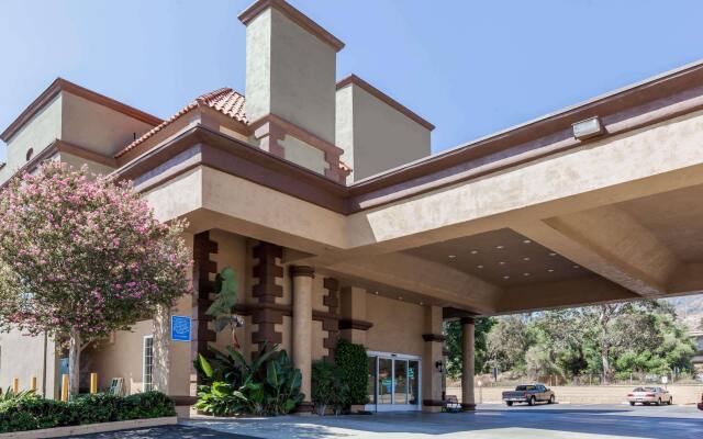 Отель Travelodge by Wyndham Sylmar CA США, Лос-Анджелес - отзывы, цены и фото номеров - забронировать отель Travelodge by Wyndham Sylmar CA онлайн вид на фасад