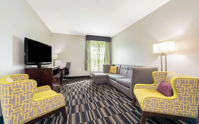 La Quinta Inn & Suites by Wyndham Bridge City