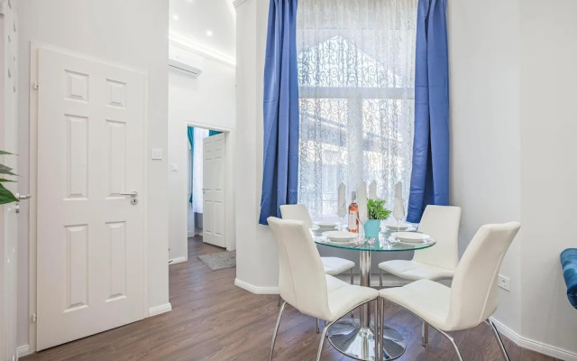 Quiet Downtown Haven— 2Br | A/C | Free Parking