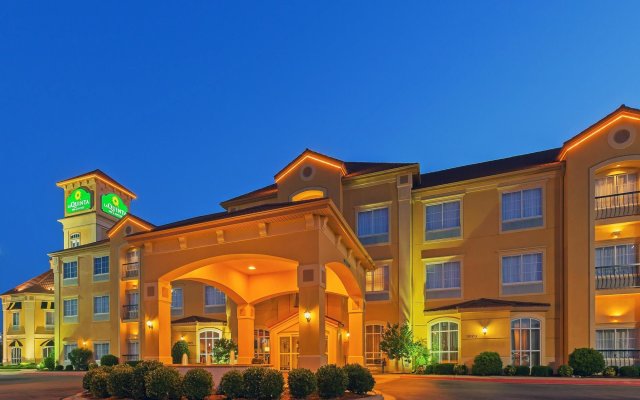 Отель La Quinta Inn & Suites by Wyndham OKC North - Quail Springs США, Оклахома-Сити - отзывы, цены и фото номеров - забронировать отель La Quinta Inn & Suites by Wyndham OKC North - Quail Springs онлайн вид на фасад