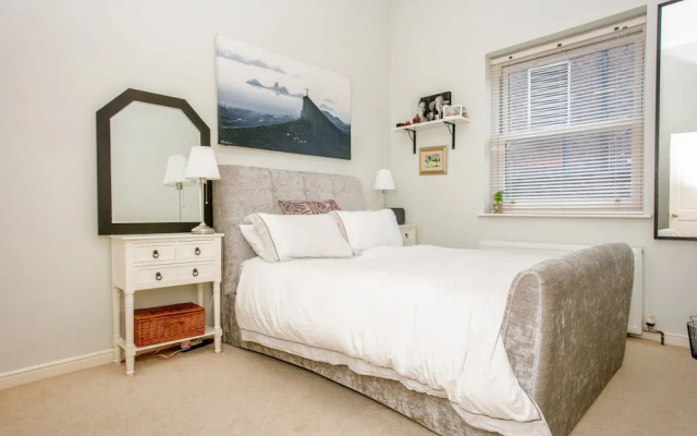 2 Bedroom Flat Near Shepherd's Bush Sleeps 4
