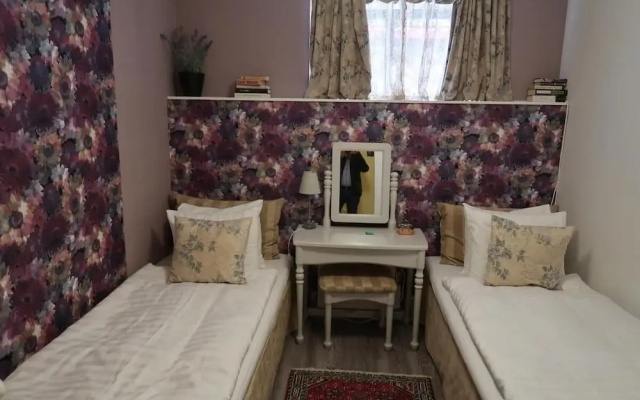 "room in Guest Room - Hotel Tre små rum - Double Room With Shared Bathroom"