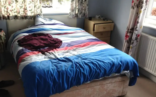 Room-large Home in Prime Location for al