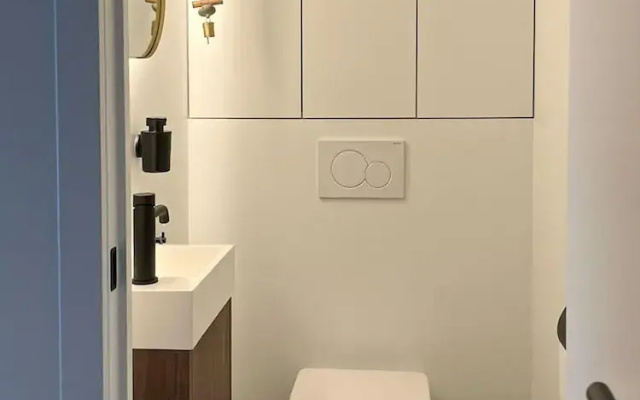 Huswell - Renovated Beachfront Apartment