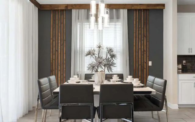 Sophisticated 6BR at Storey Lake