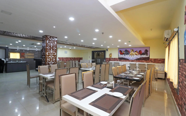 Capital O 30565 Pabitra Royal Regency