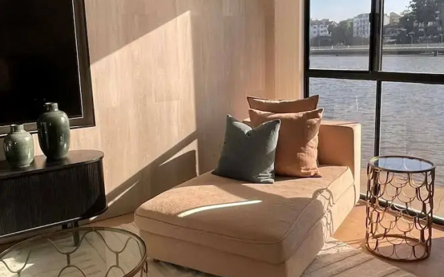 Luxury Penthouse Houseboat n the Heart of the City