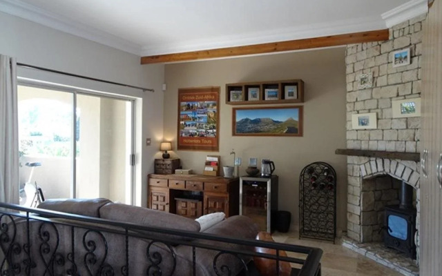African Palm Cottage and Guesthouse