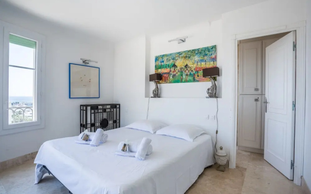 Art Deco Apartment terrace by Weekome