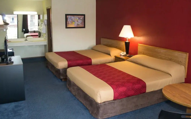Econo Lodge North