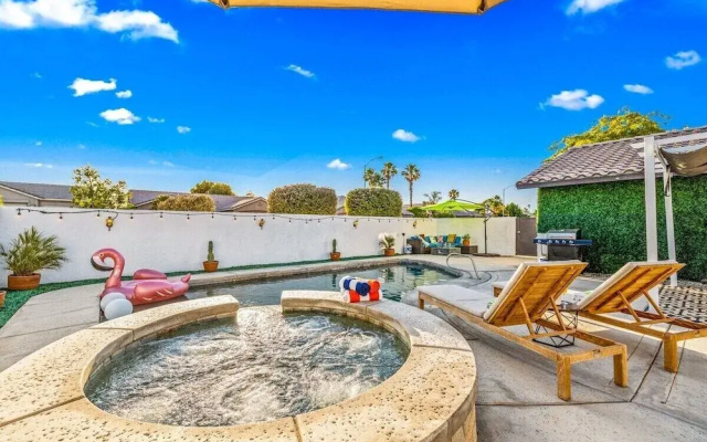 Relaxing 4BR Retreat w/ Refreshing Pool