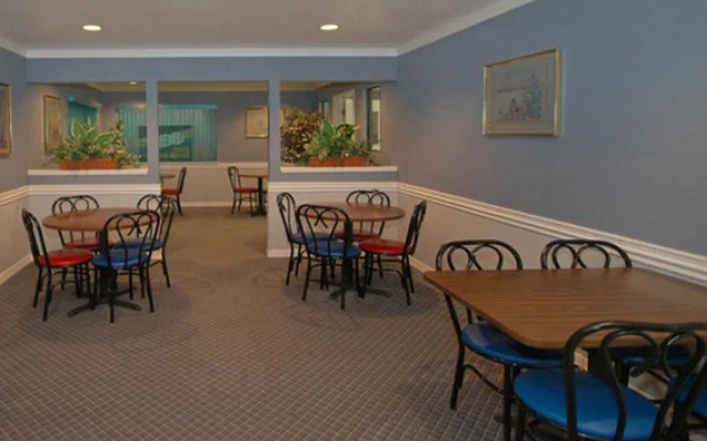 Econo Lodge East