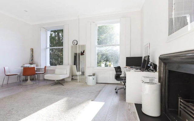 Well Presented one Bedroom Apartment Located in the Fabulous Notting Hill