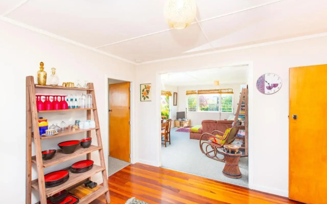 Lorenzen Bay Bungalow - Raglan Holiday Home