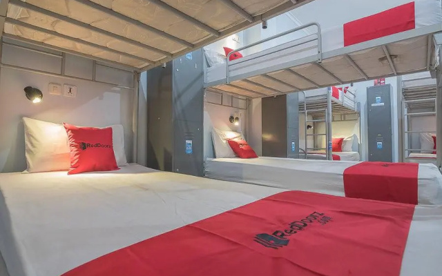 RedDoorz Hostel near Braga Citywalk