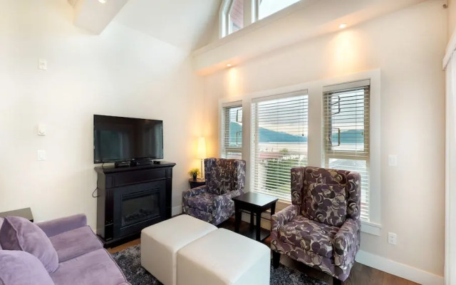 Harrison Lake View Suites