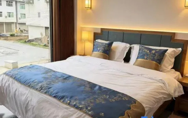 Half Moon Lake Guesthouse