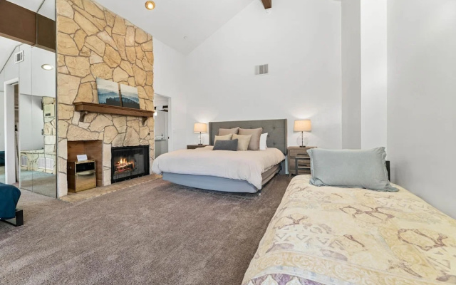 Tennis Courts and Swimming Pool - Delightful Mountain Sanctuary