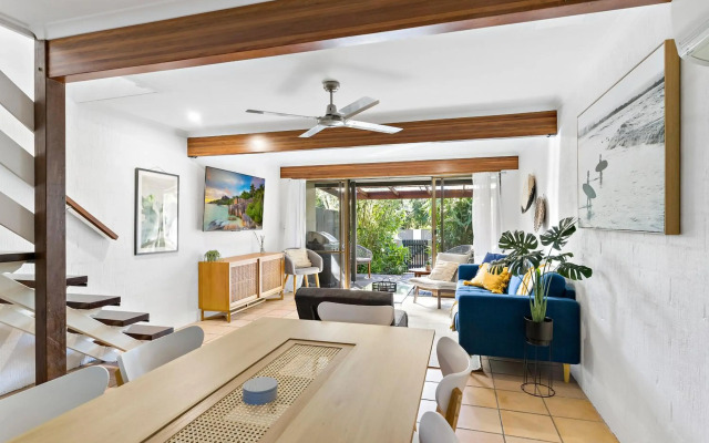 Stylish Townhouse, private courtyard walk to beach