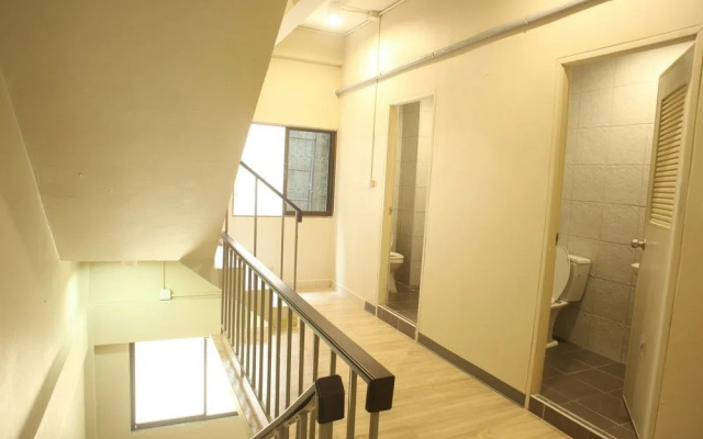 Yindee Hostel - Adults Only