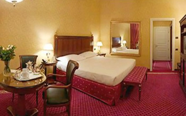 Maxim Hotel