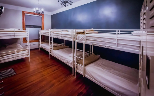 Q4 Hotel & Hostel