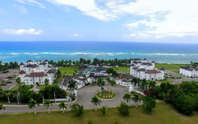 Seacastles by the beach/pool