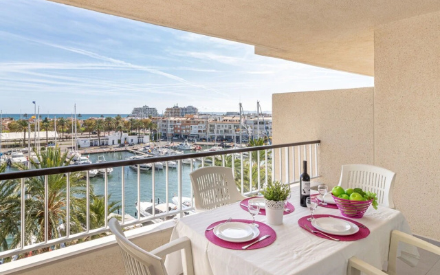 Apartment Overlooking the sea and the Port of Empuriabrava